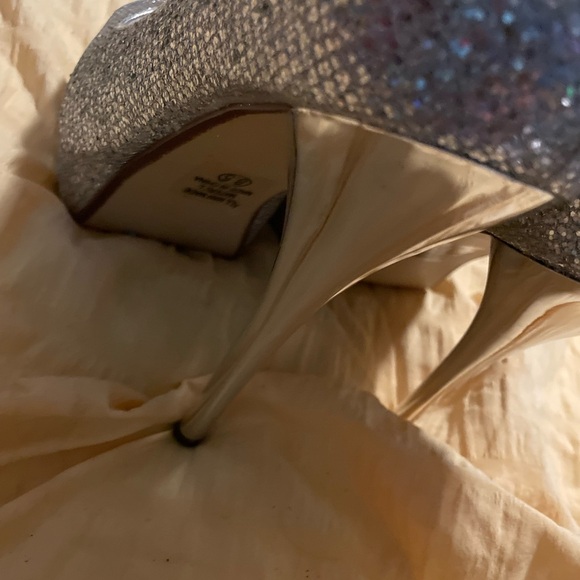 Deb Silver Sparkly Pumps Heels Women's‎ Size 8.5 M - Picture 4 of 5